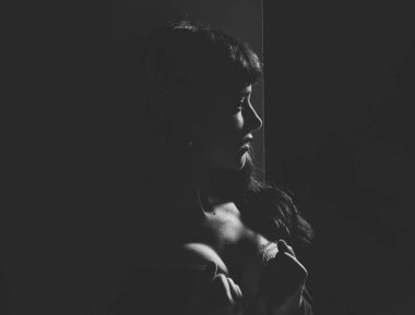 Işık ve gölge vücudunda ışınları ile kız.