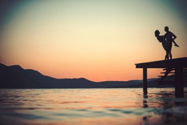 Aile ve Sevgililer günü. Yaz tatil ve seyahat etmek tatil. deniz su'nde günbatımı kadın ve adam. Aşık çift sunrise plajda dinlenebilir. Yaz günü birlikte zevk çift ilişkiler seviyorum