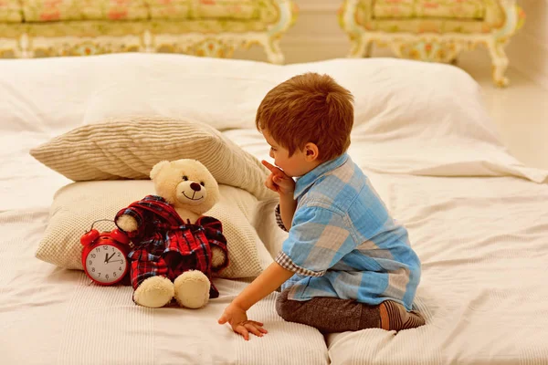 Liten pojke spela hemma. lycklig barndom. Fantastisk dag. Vård och utveckling. Liten pojke leker med björnen. Glad familj och barnens dag. barn spela leksaker. Bästa vänner — Stockfoto