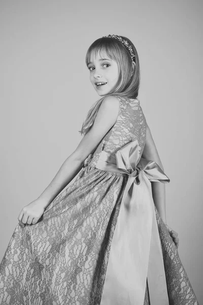 Cabeleireiro, maquilhagem. Modelo de moda em fundo rosa, beleza. Menina em vestido elegante, baile de finalistas. Menina criança em vestido de glamour elegante, elegância. Moda e beleza, pequena princesa . — Fotografia de Stock