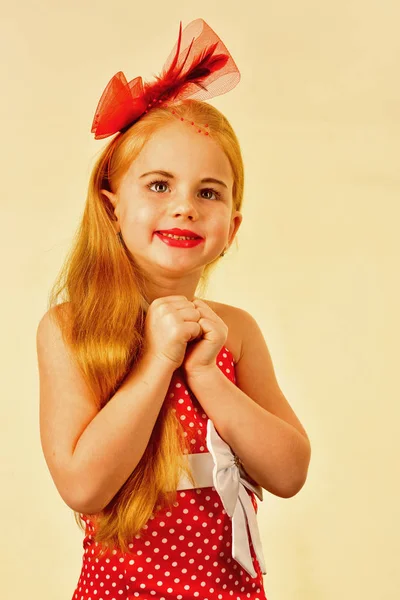 Παιδί κορίτσι στο κομψό φόρεμα κομψό αίγλη. Ρετρό εμφάνιση, κομμωτήριο, μακιγιάζ. Ρετρό κορίτσι ή μόδα μοντέλο, ομορφιά. Μόδα και ομορφιά, στυλ pinup, παιδική ηλικία. Κοριτσάκι σε vintage φόρεμα prom — Φωτογραφία Αρχείου