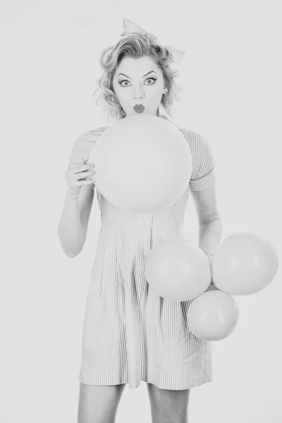 Młoda dziewczyna pinup kiecce przytrzymaj różowy balony — Zdjęcie stockowe