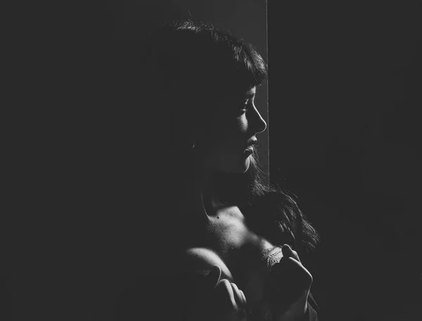 Девушка с лучами света и тенями на теле . — стоковое фото