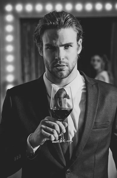 Adam tutun şarap cam, sommelier — Stok fotoğraf