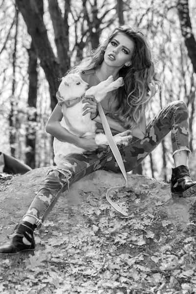 Snygg tjej med getter i skogen — Stockfoto
