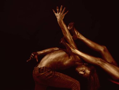 Kadın bacak tutan adamla yakın çekim. Sportif fitness eğitmenleri seksi konumda birkaç.