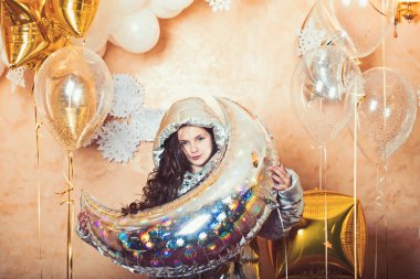 Gümüş Hilal ay balon, Ramazan kızla. Kış ceket Parti balonları ile küçük çocuk. Parti dekor ve tasarım tatil kutlama için. Christams yeni yıl ya da Ramazan kavramı