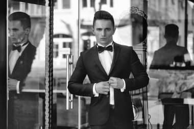 Takım elbiseli genç adam. 