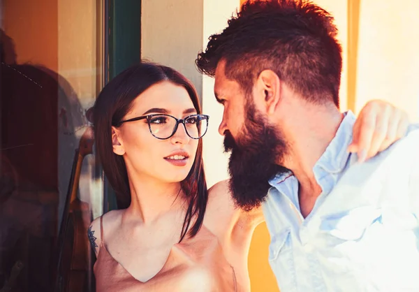 Élégant et à la mode. Petite amie et petit ami dans des relations d'amitié. Couple amoureux. Couple d'amoureux avec un style de mode. Femme sensuelle et homme barbu dans les relations amoureuses. Modèles de mode — Photo