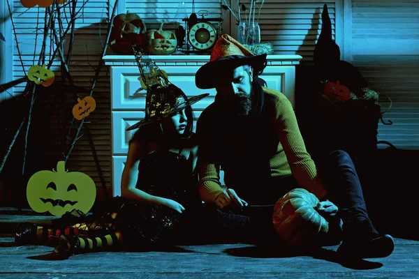 Los niños y los padres disfrutan de Halloween. Niño y padre tallan calabaza para la fiesta de halloween. Bienvenido a la pesadilla. Colmillos para los recuerdos y las pesadillas —  Fotos de Stock