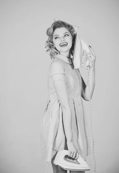 Sexy rothaarige Frau bügelt Bügeleisen als Telefon — Stockfoto