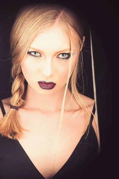 Mujer sexy con cabello rubio aislado en negro. mujer con peinado de coleta y maquillaje brillante . — Foto de Stock