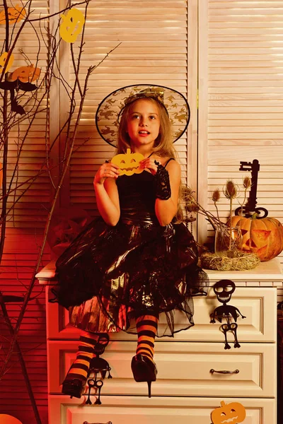 Meisje klaar voor halloween-feest. Klein meisje in een heks hoed plezier in kostuum partij. Heb een vreselijk griezelig Halloween-feest. Boo voor u — Stockfoto