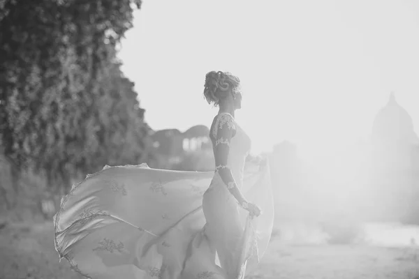 Rubia novia girando al aire libre —  Fotos de Stock