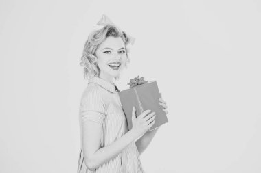 Holding ve mevcut kutusu veren güzel bayanı hayran