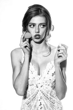 Makyaj süngeri olan kadın.