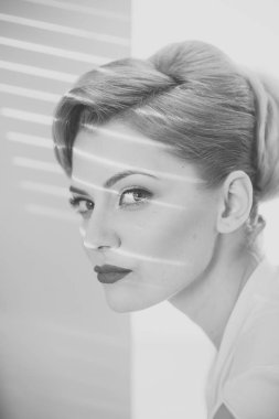 Kadın kavramı ve kurnaz hileci. Kurnaz yüzü olan kadın