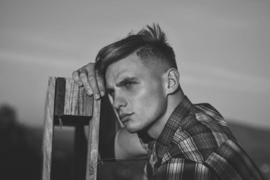 ahşap çit, yorgun adam istirahat.