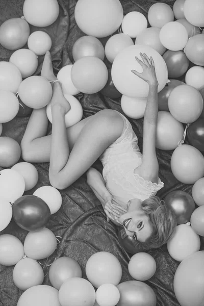 Jeune femme blonde parmi les ballons roses — Photo
