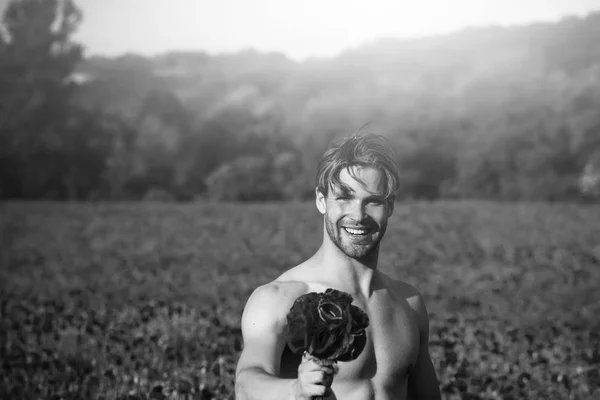 Boeket op gelukkig man op gebied van rode papaver — Stockfoto