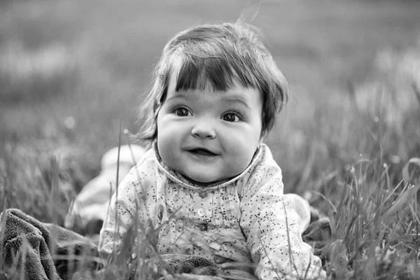 Cute baby girl on green grass — Stock Photo, Image
