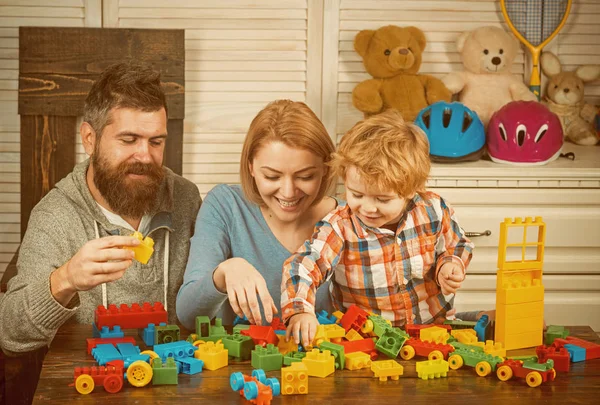 mutlu çocukluk. Bakım ve geliştirme. Baba ve anne küçük çocuk. evde anne ile küçük boy oynayın. Baba ve anne ile Çocuk oyun kurucu. Aile ve çocuk günün kutlu olsun. Anılarımız