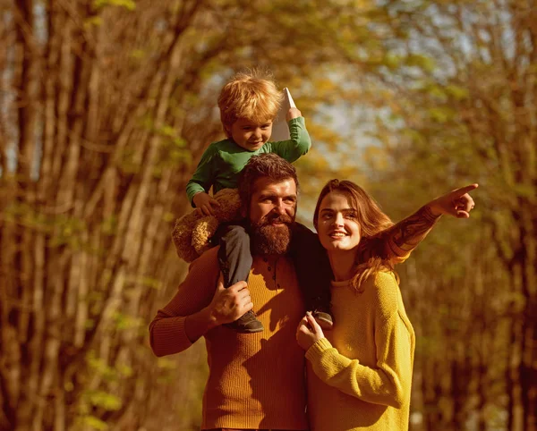 Fils avec mère et père jouer à un jeu en plein air. Petit enfant apprendre et se développer à travers le jeu. Regarde là-bas. — Photo