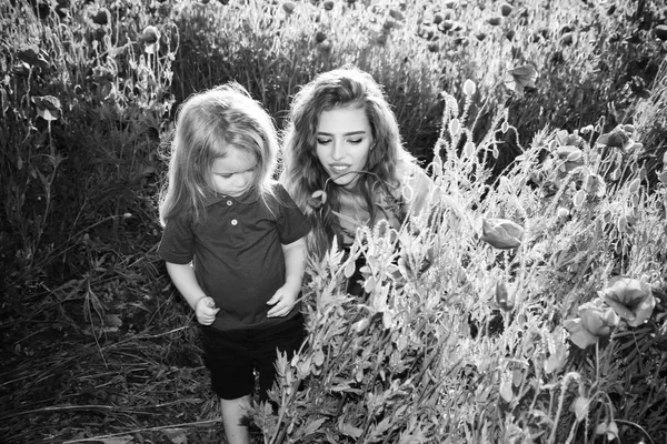 Muttertag, Mädchen und kleiner Junge im Mohnfeld — Stockfoto