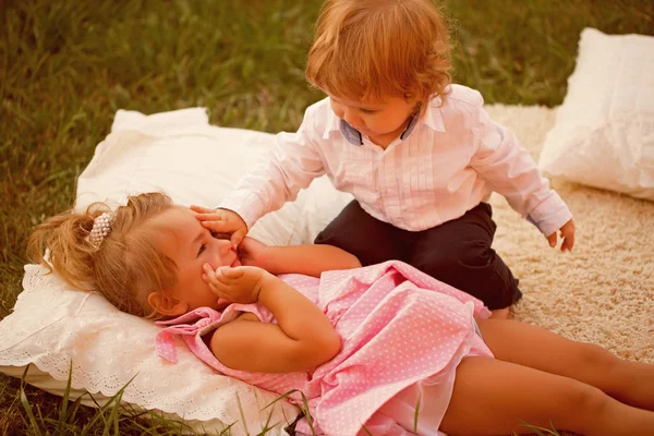 Irmão menino jogar com menina irmã ao ar livre — Fotografia de Stock