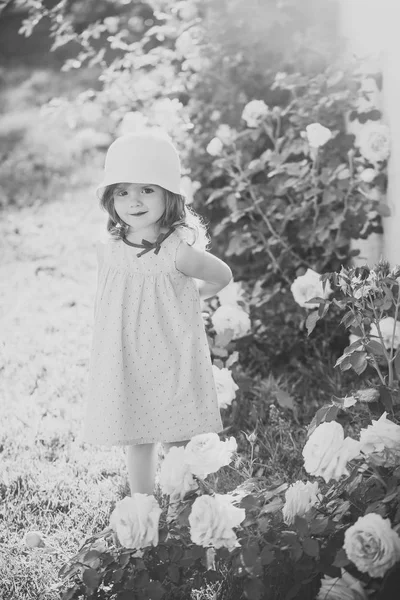 Flicka i hatt med leende i sommarträdgård — Stockfoto