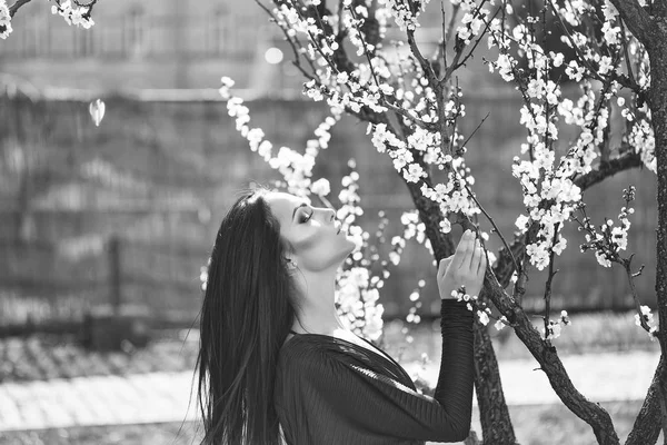 Frau mit Frühlingsblüte — Stockfoto