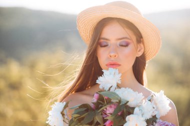 Bahar kadın. Bahar ve tatil. yüz ve cilt bakımı. Yaz aylarında seyahat. Kadın moda makyaj ile. Doğal güzellik ve spa terapisi. Uzun saçlı kız yaz. Sevgililer günü.