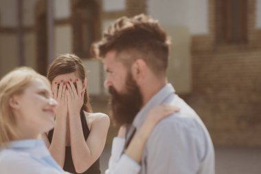 Birlikte göremiyorum. Sakallı adam başka bir kız arkadaşıyla karısını aldatıyor. Kıskanç duygu kadın. Romantik Çift erkek ve kadın dating. Sokakta aşık çift kıskanç kız göz