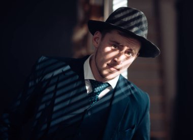 İşadamı muhasebeci ofisinde çalışıyorum. Takım elbiseli adam. Mafya. Para kazanmak. Retro adam. Ekonomi ve finans. Adam muhasebeci. Para hareket. Küçük iş kavramı. Giyim içine dönüm fikirler