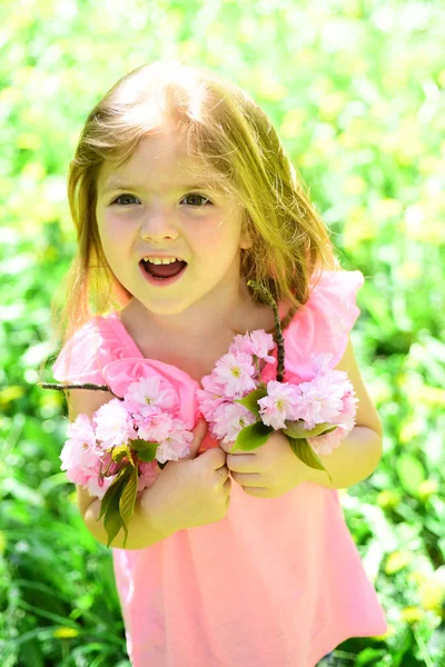 Frühlingsfrische. Kleinkind. natürliche Schönheit. Kindertag. Frühling. Wettervorhersage. Sommermädchenmode. glückliche Kindheit. kleines Mädchen im sonnigen Frühling. Gesicht und Hautpflege. Allergie gegen Blumen — Stockfoto