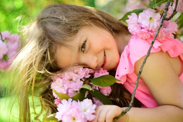 Small child. Natural beauty. Childrens day. Summer girl fashion. Happy childhood. face and skincare. allergy to flowers. Springtime. weather forecast. Little girl in sunny spring. Summer collection — Stock Photo, Image