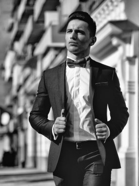 Takım elbiseli genç adam. 