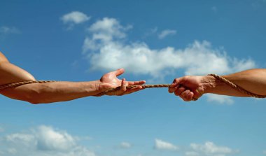 Daha güçlü çekerek. Spor yarışması. Römorkör savaş bir spordur. Erkek ellerini ters ip ucunu çekin. Kas gücü testi. Takımlar karşısında. Atletizm Yarışması. Fiziksel güç ve kas gücü