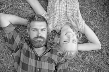 Yaz günü erkek ve kadın uzun sarı saçlı sakallı. Aşık çift yeşil çimenlerin üzerinde rahatla. Yenilikçi ve kız doğa keyfini çıkarın. Yaz tatil kavramı. Aşk romantizm ve Aile