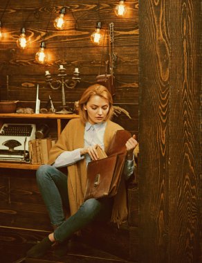 Çalışmaya hazır mısın. Seksi kadın evrak kitap olsun. Çok güzel kadın öğrenci. Üniversite veya Kolej Öğrenci çalışma edebiyat. Eğitim ve öğretim. Dünya kitap günü. Bilgi için eğitim