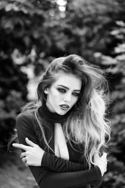 seksi genç kadın uzun saçlı