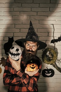 Cadılar Bayramı adam kabak ve hayalet kafa tutan Sihirbazı şapkalı