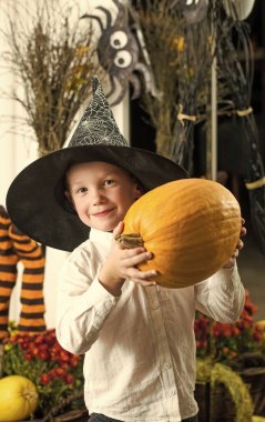 Cadılar Bayramı çocuk mutlu yüz.