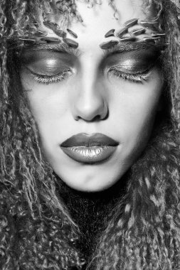 Menekşe peruk kadında