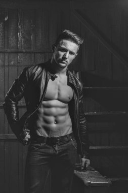 Şık erkek takım elbise çantası ile birlikte