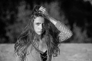 Doğal makyaj kadınla. Uzun saçlı güzel kadın. Sağlıklı genç cilt kızla. Güzellik bakışla manken. Güzellik, makyaj ve saç bakımı