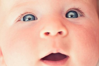 Dünyam sensin. Çocukluk ve mutluluk. Tatlı küçük bebek. Yeni yaşam ve Bebek Doğum. Aile. Çocuk Bakımı. Çocuk günü. Sevimli yüzü olan küçük kız. ebeveynlik. Mutlu küçük çocuk portresi