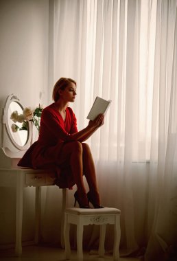 bilgi alma. kadın ilginç kitap hakkında bilgi edinme. bilgi kadın vintage odası alma. Başlarken bilgi kavramı. yoğun çalışma günü.