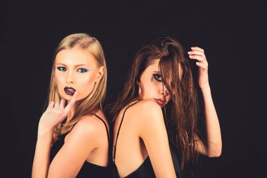 Makyaj ve saç modeli ile moda modelleri. Kuaför ve güzellik salonu. Makyaj göz ve cilt bakımı. Esmer ve sarışın saçlı kız. Kadınlar Siyah izole uzun saçlı. dostluk ve Aile.