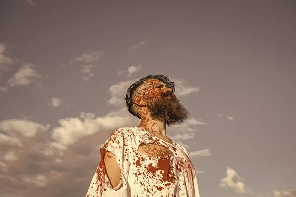 Хеллоуїн зомбі в рваній сорочці з плямами крові на сірому небі — стокове фото
